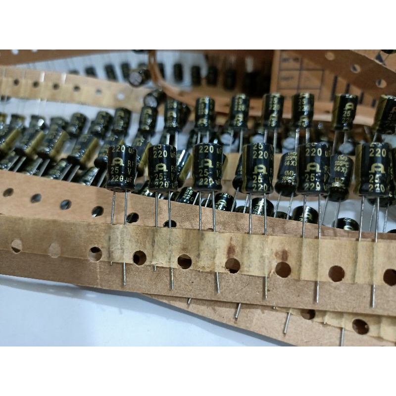 10PCS KAPASITOR ELCO 220UF/25V UKURAN BESAR, SESUAI GAMBAR ( KUALITAS BAGUS)