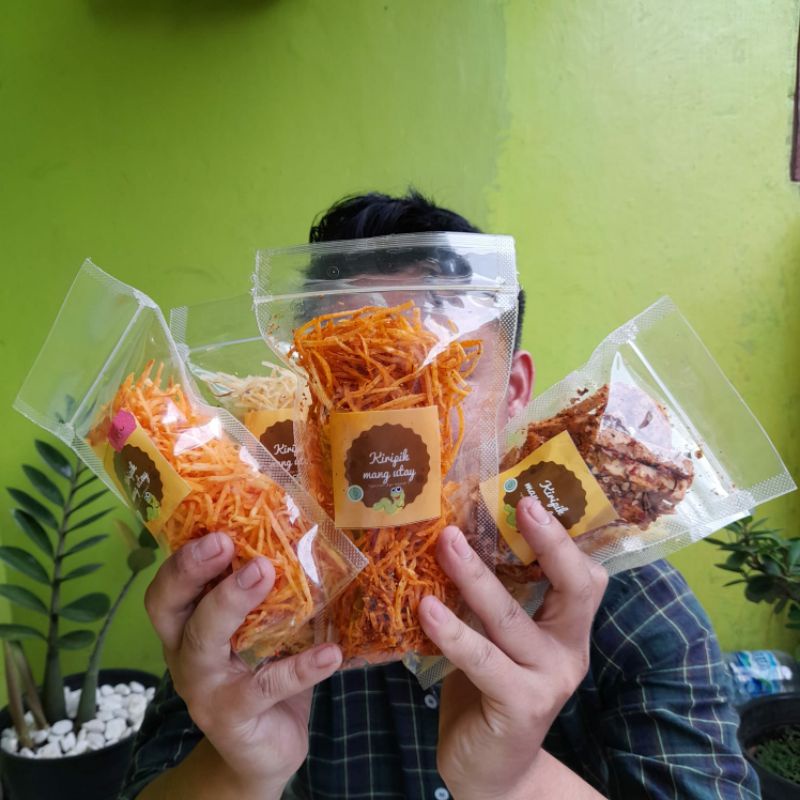 

keripik singkong / keripik mustofa / keripik gurih / keripik pedas / keripik renyah / keripik keju / keripik jagung/ 1 dus isi 5 bungkus dan 5 rasa