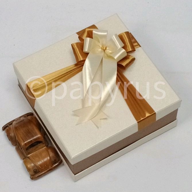 

PAPYRUS Sandwich 22,5x22,5 Tinggi 10cm Kotak Kado Gift Box Hadiah