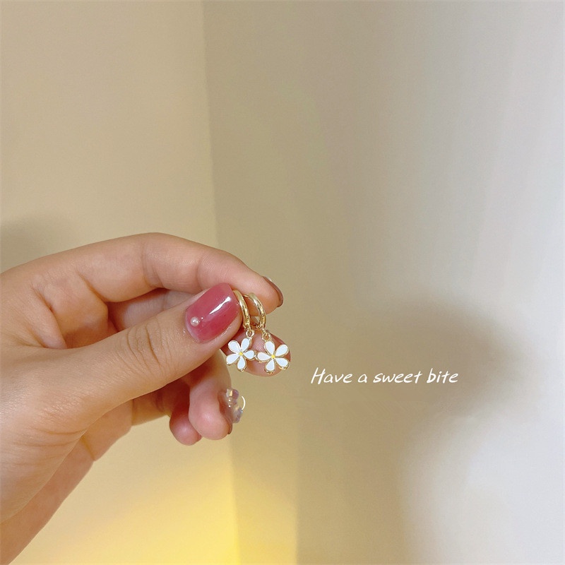 We Flower Anting Hoop Emas 14K Desain Bunga Daisy Kecil Putih Gaya Korea Untuk Wanita