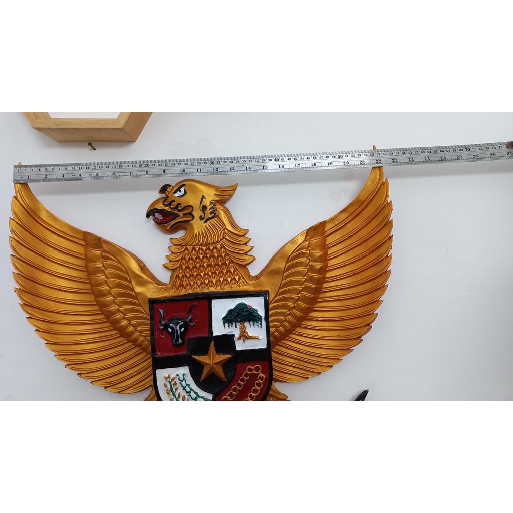 Hiasan Dinding Pajangan Dekorasi Burung Garuda Pancasila Indonesia Ukir Pajangan Dekorasi Kantor Rumah Sekolah Logo Patung Burung Garuda Gold Fiber Besar 3D Hiasan Dinding Pancasila Lambang Negara Indonesia 57x57cm Premium