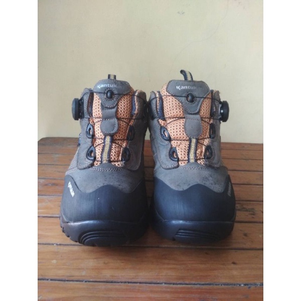 Sepatu gunung second Kantukan Boa system