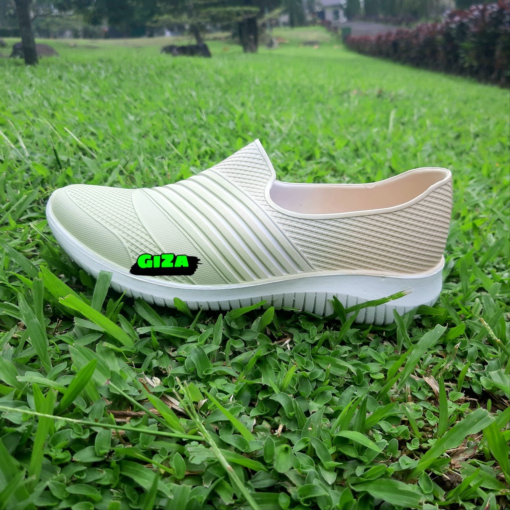 Sepatu Perempuan Bahan Karet Anti Air Sepatu Slip On Wanita Tanpa Sambungan