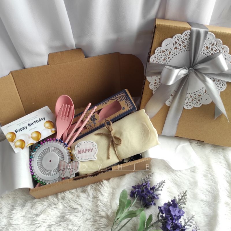 

HAMPERS HIJAB/HAMPERS/GIFT BOX/HADIAH ULANG TAHUN/HADIAH LEBARAN/HADIAH PERNIKAHAN/HADIAH WISUDA