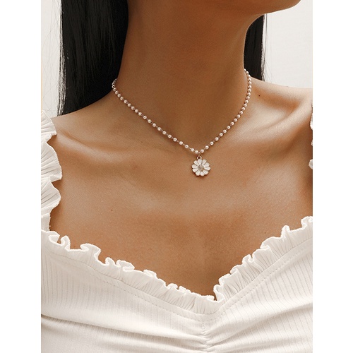 LRC Kalung Fashion White Small Flower Pearl Chrysanthemum V35577