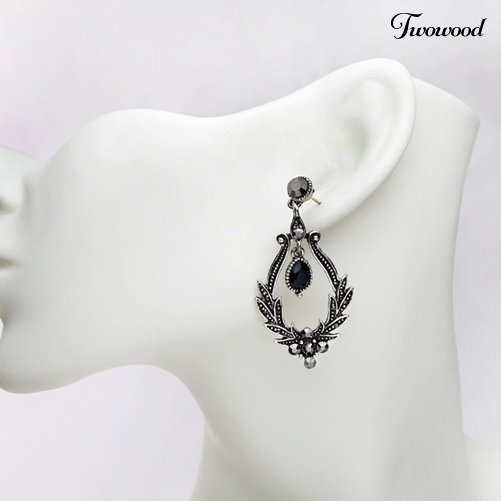 Anting Stud Desain Bunga Hollow Aksen Berlian Imitasi Gaya Vintage Untuk Wanita