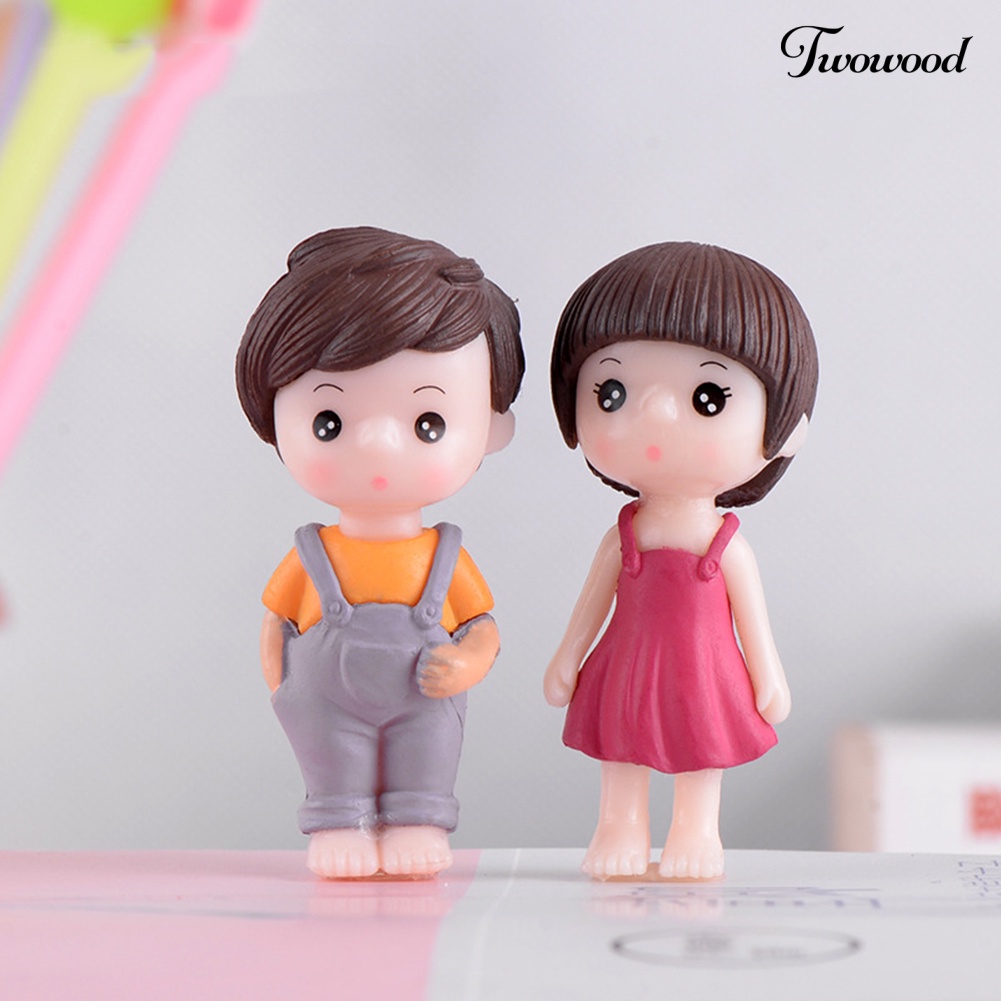 Twowood 2Pcs / Set Miniatur Pasangan Anak Laki-Laki / Perempuan Bahan Resin Untuk Aksesoris Lansekap DIY