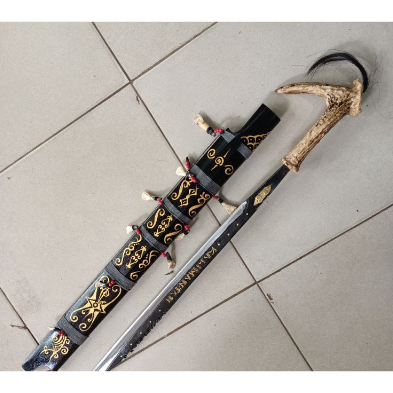 Mandau senjata Dayak pusaka Asli Kalimantan.