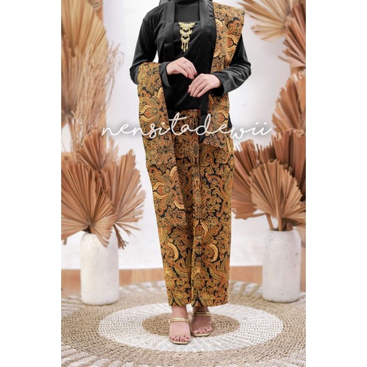 Kebaya Bludru, Jarik Wiru Instan + Selendang / Motif Pisang Bali