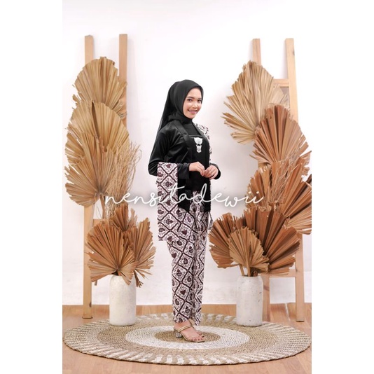 Kebaya Bludru, Jarik Wiru Instan + Selendang / Motif Sidoluhur