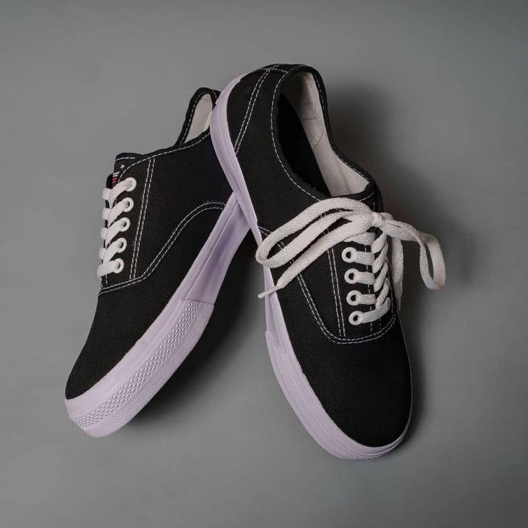 Chekout JOHNSON ASTRO LOW CUT FULL BLACK ORIGINAL100% - Jhonson - jonson / Sepatu Sekolah