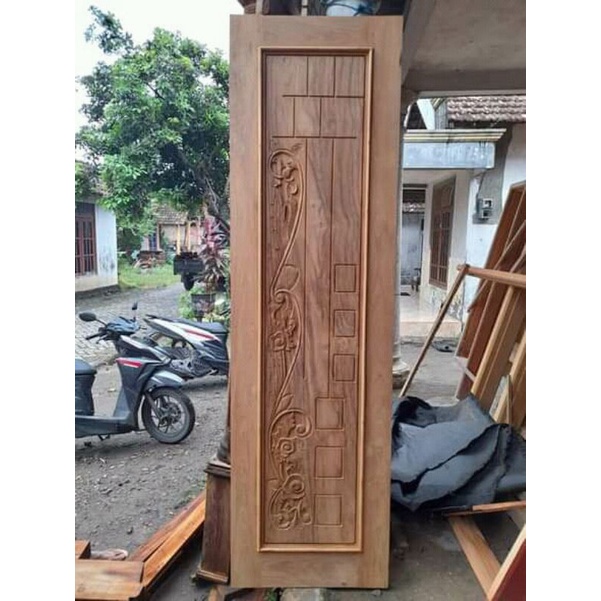 Pintu kupu tarung ukiran minimalis kayu jati