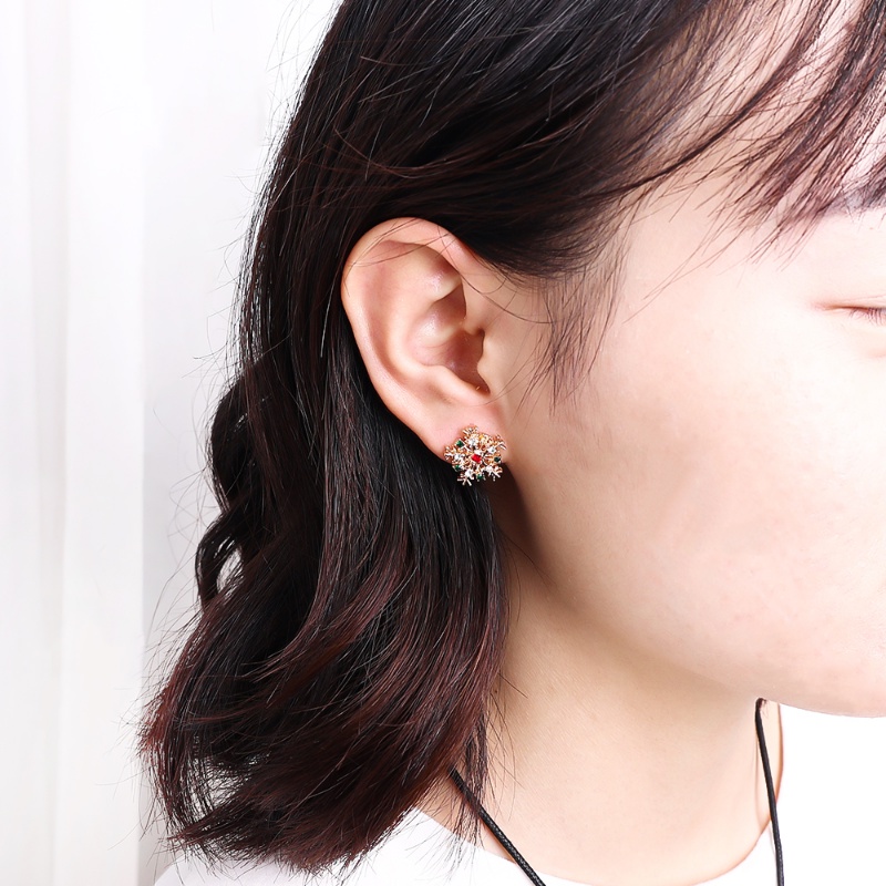 1 Pasang Anting Stud Bentuk Kepingan Salju Warna-Warni Bahan Alloy Aksen Berlian Untuk Wanita