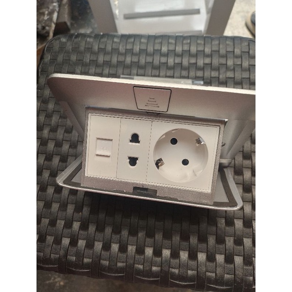 Stop Kontak Lantai 13A 220V