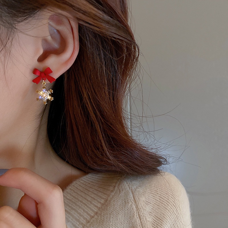 Anting Stud Desain Snowflake Natal Aksen Kristal Warna Hitam Merah Gaya Korea Untuk Wanita