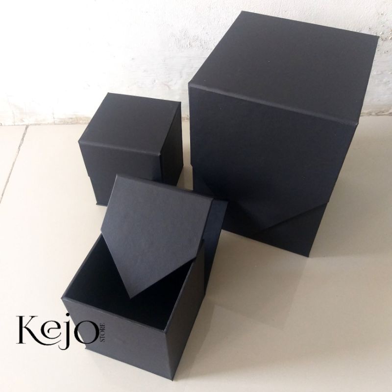 

Kotak kado gift box ukuran 10cm x 10cm x 10cm warna hitam linen