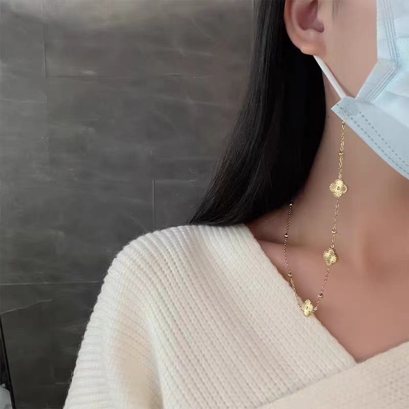 Kalung Rantai Dengan Liontin Topeng Clover Bahan Titanium Steel Warna Emas Untuk Wanita