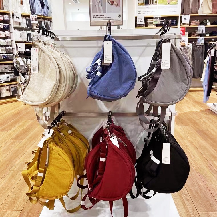Jual Ready! tas wanita selempang Uniqlo gaya yang sama terbaru Sling