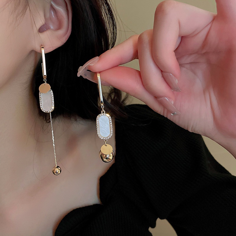 Anting Tusuk Gantung Asimetris Desain Rumbai Hias Berlian Gaya Jepang / Korea / Mewah Untuk Wanita