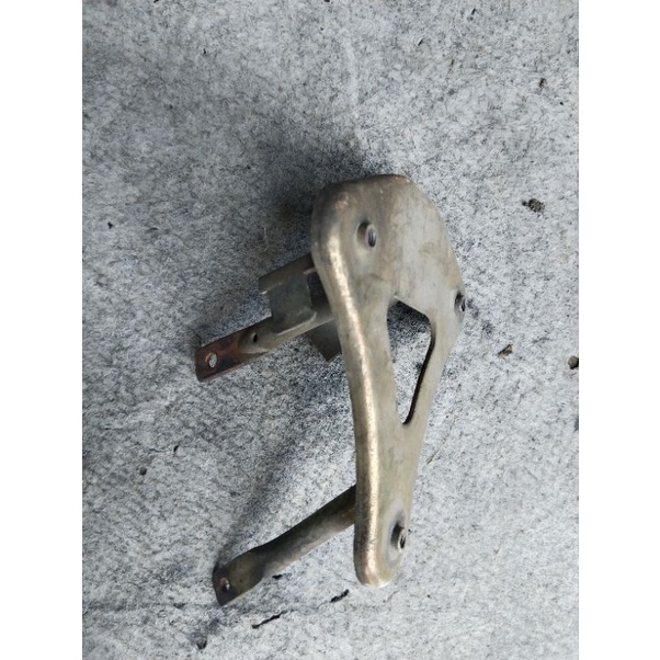 Dudukan tameng depan Suzuki Spin 125 ori