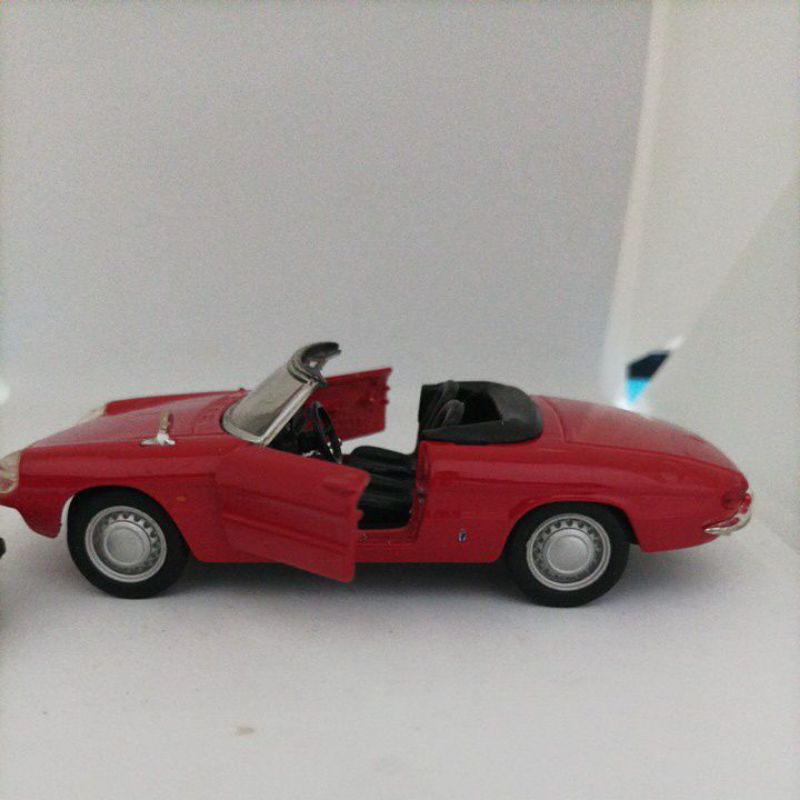 Burago Alfa Romeo Spider (skala 1:32)