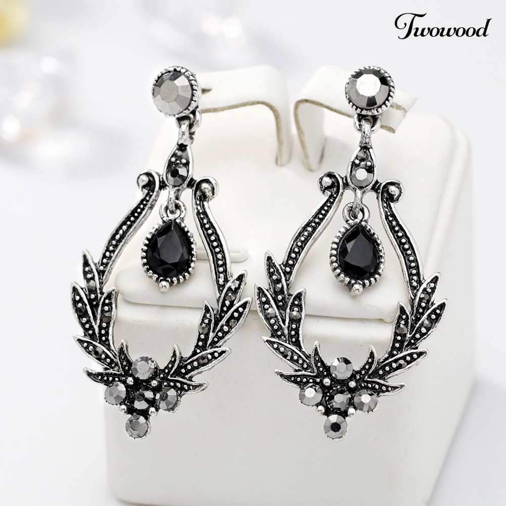 Anting Stud Desain Bunga Hollow Aksen Berlian Imitasi Gaya Vintage Untuk Wanita