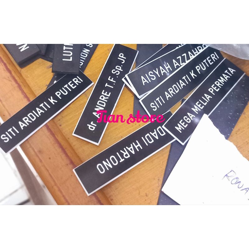 

Name tag/Papan nama gravir peniti hitam putih