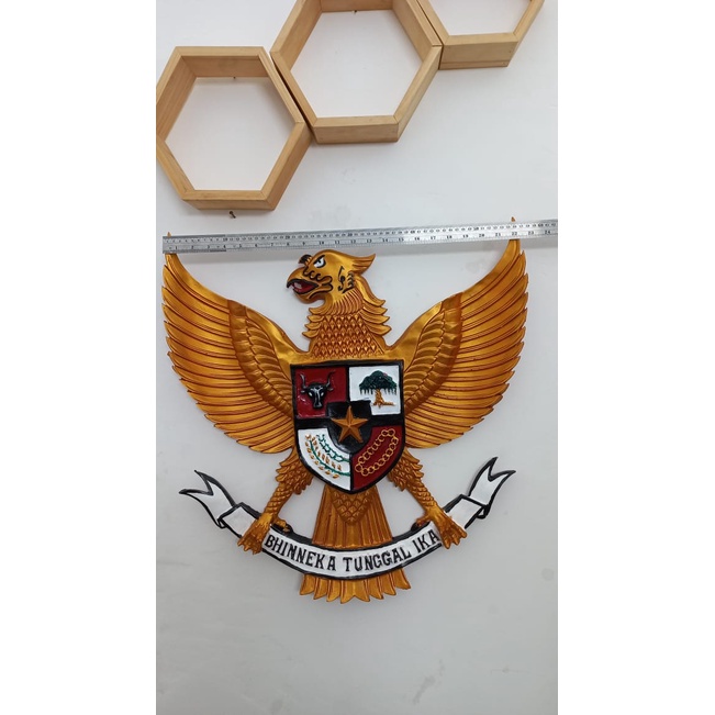 Hiasan Dinding Pajangan Dekorasi Burung Garuda Pancasila Indonesia Ukir Pajangan Dekorasi Kantor Rumah Sekolah Logo Patung Burung Garuda Gold Fiber Besar 3D Hiasan Dinding Pancasila Lambang Negara Indonesia 57x57cm Premium