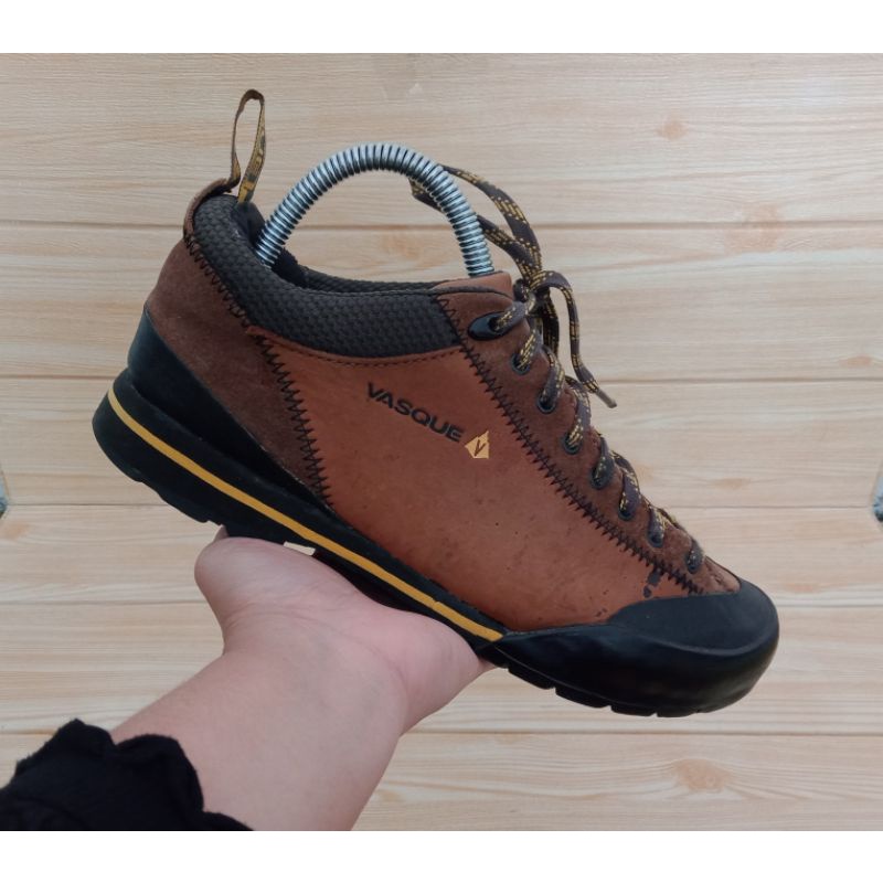 sepatu second outdoor merek vasque