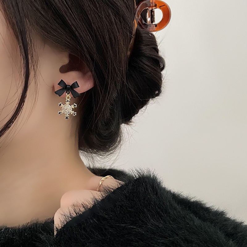 Anting Stud Zircon Desain Snowflake Pita Natal Warna Hitam Merah Aksen Kristal Gaya Korea Untuk Wanita