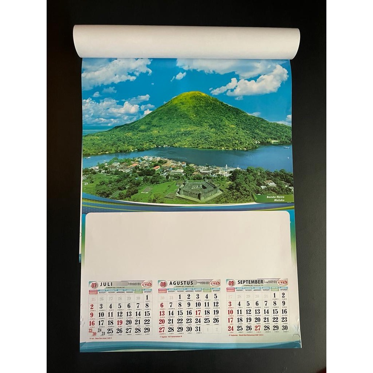 Kalender dinding triwulan 2023 motif pemandangan dunia