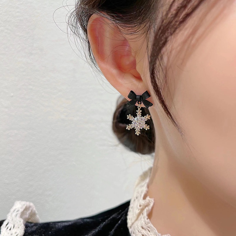 Anting Stud Desain Snowflake Natal Aksen Kristal Warna Hitam Merah Gaya Korea Untuk Wanita