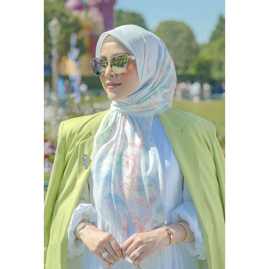 Buttonscarves x Disney Alice in Wonderland Square