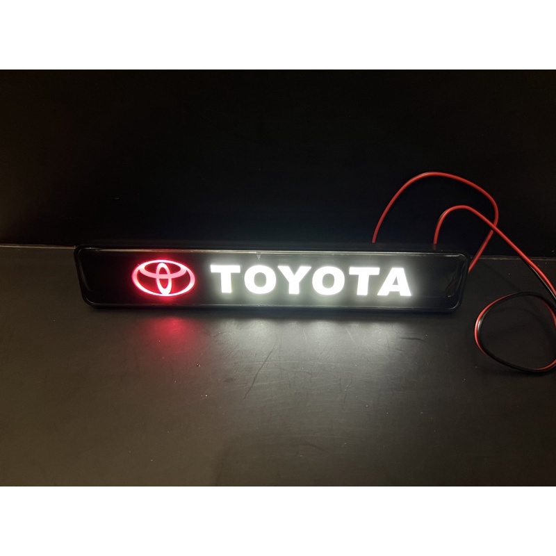 Emblem Grill depan tulisan Toyota