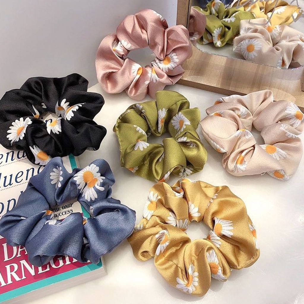 MurmerOfficial Srunchie Ponytail Model Bunga Daisy Bahan Satin Karet Elastis Gaya Korea Untuk Wanita A069