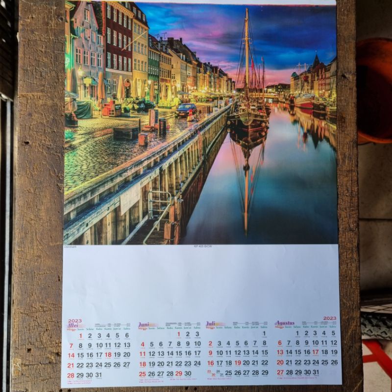 kalender dinding 2023 caturwulan pemandangan dunia (malam)