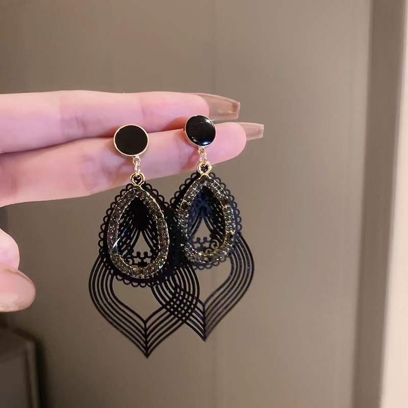 Anting Tusuk Gantung Desain Ukiran Bunga Hollow Hias Berlian Imitasi Gaya Elegankelas Untuk Wanita