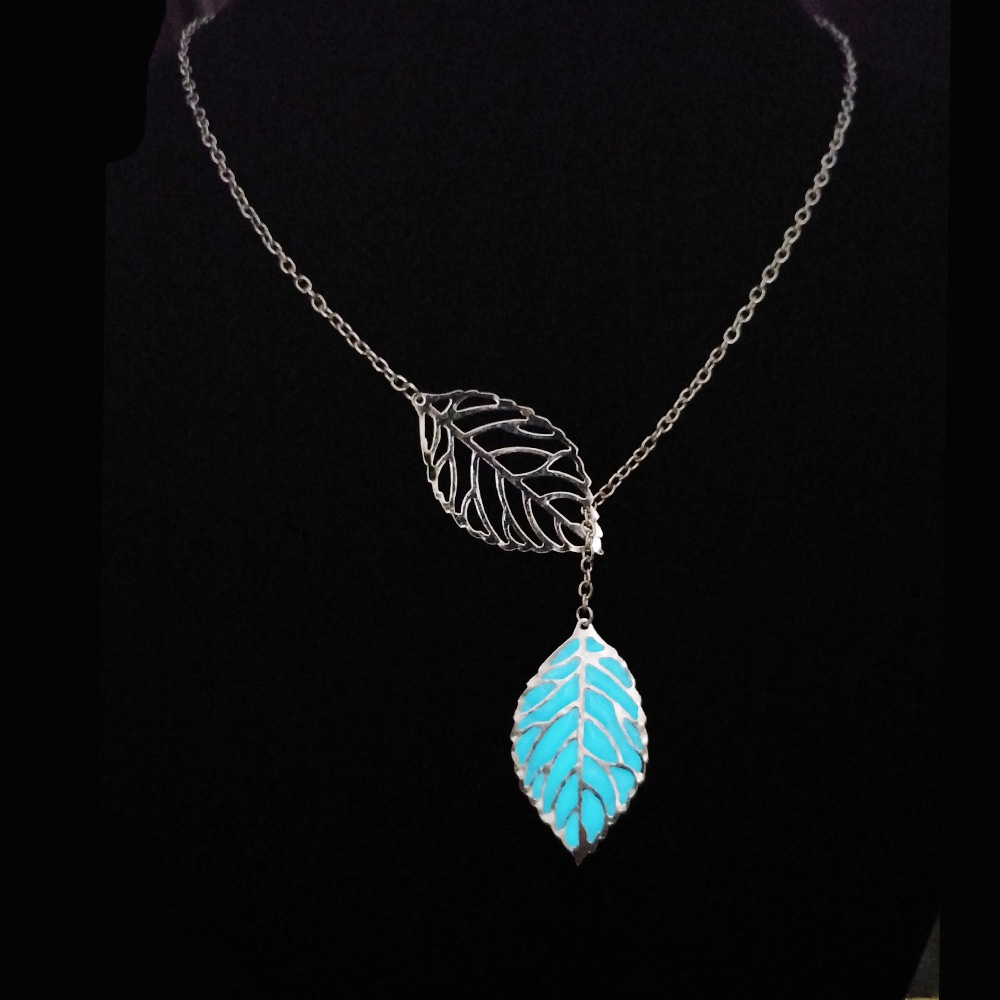 Kalung Rantai Dengan Liontin Bentuk Hati / Bunga Salju Glow in the Dark Untuk Wanita