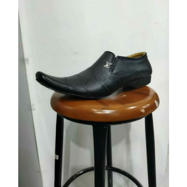 Sepatu Pantofel Pria Bahan Kulit Sapi Asli Nyaman Dan Ringan Untuk Kerja Kantoran Pesta