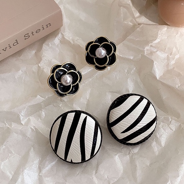 Anting Tusuk Motif Houndstooth Hias Mutiara Imitasi Bahan Sterling Silver 925 Ala Korea Untuk Wanita