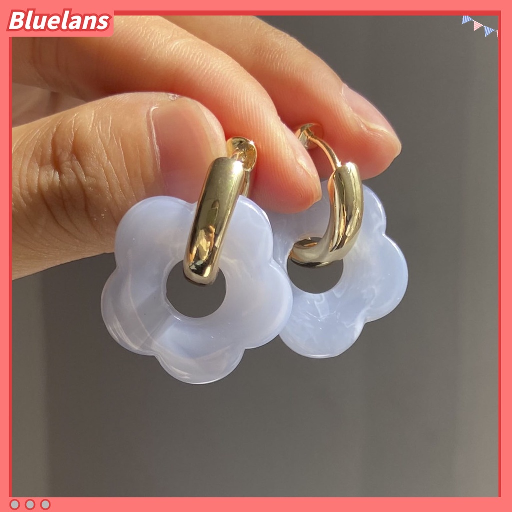 1 Pasang Anting Bentuk Bunga Model Hollow Out Bahan Resin Untuk Wanita