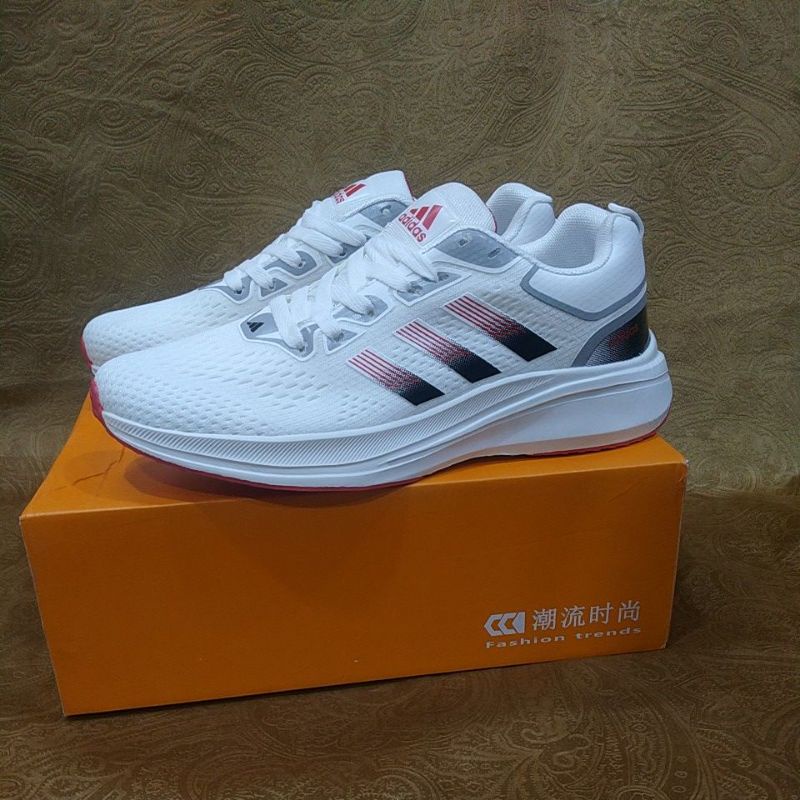 sepatu running Adidas Made in Vietnam