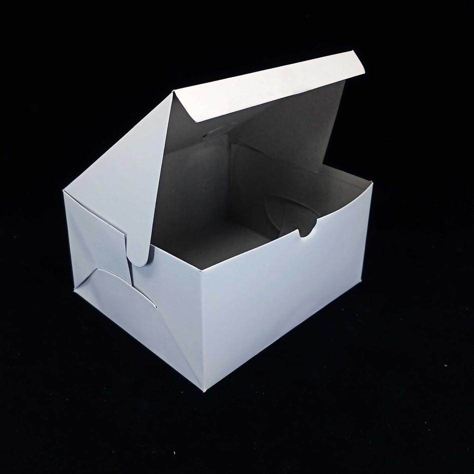 

Super Feedback KOTAK KUE - SNACK BOX - DUS KEMASAN MAKANAN - UK 12X14 - POLOS - ISI 100 PCS