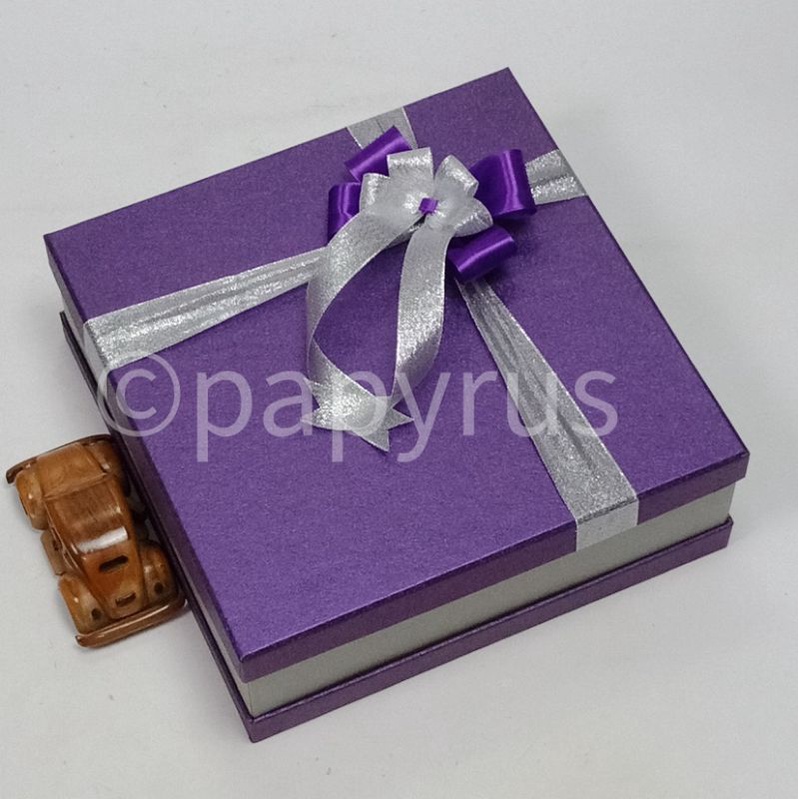 

PAPYRUS Sandwich 30x30 Tinggi 10cm Kotak Kado Gift Box Hadiah