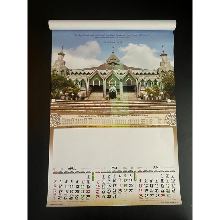 Kalender dinding triwulan 2023 motif mesjid