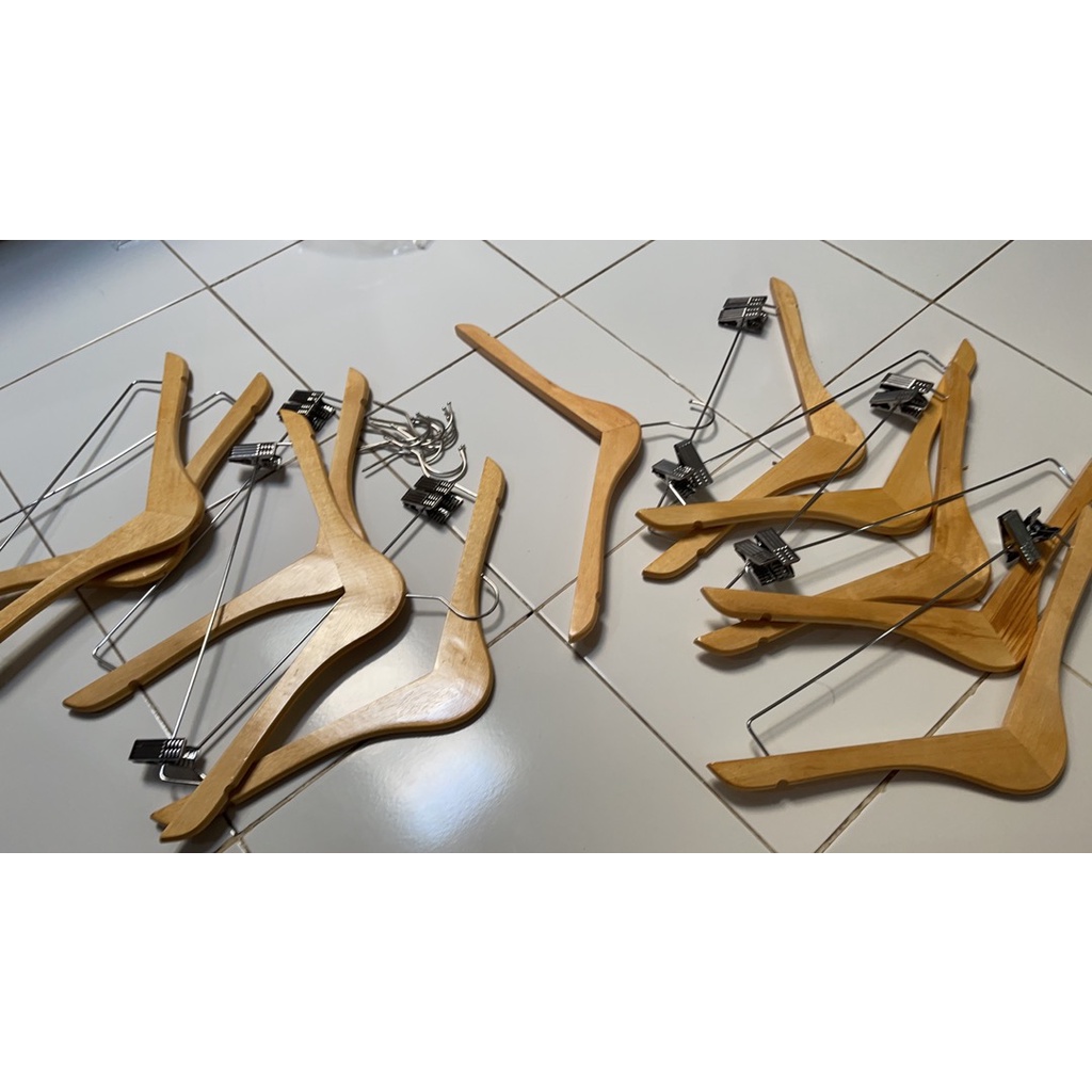 Hanger Kayu Dewasa Jepit Besi (Wood) - Warna Natural 1 Lusin  Gantungan Baju Palang Jepit Besi Setelan (12 Pcs)