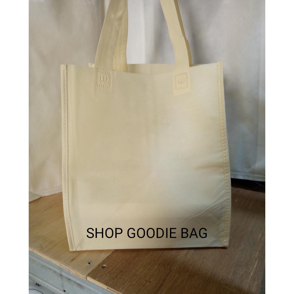 

iDk90 Tas spunbond Handle Model Box jahit 25,5x28x24,5 harga Per LUSIN / Goodie Bag box besek