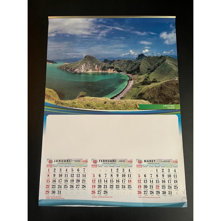 Kalender dinding triwulan 2023 motif pemandangan dunia