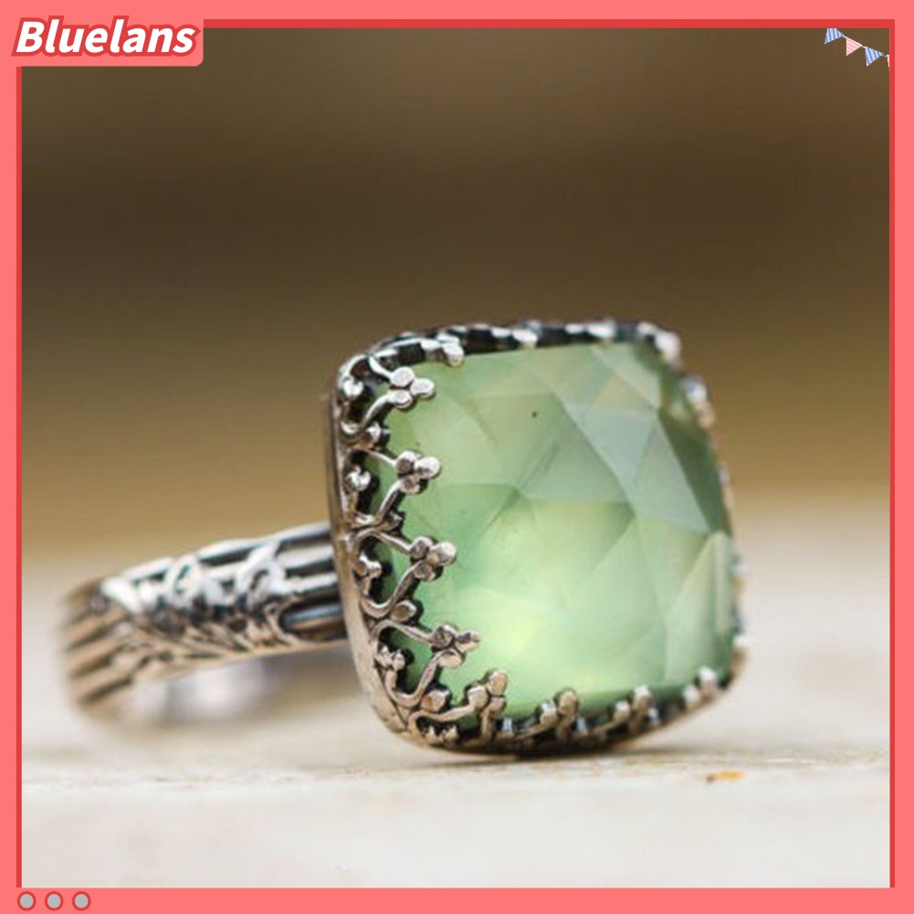 Cincin Jari Bentuk Persegi Panjang Aksen Batu Permata Zamrud Imitasi Gaya Vintage Untuk Wanita