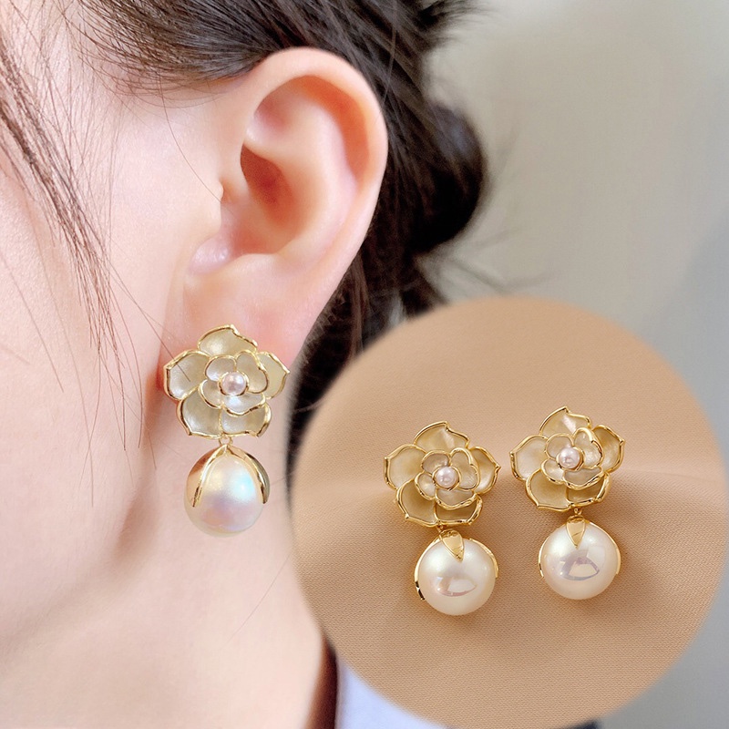 Anting Desain Bunga Aksen Mutiara Gaya Vintage Untuk Wanita